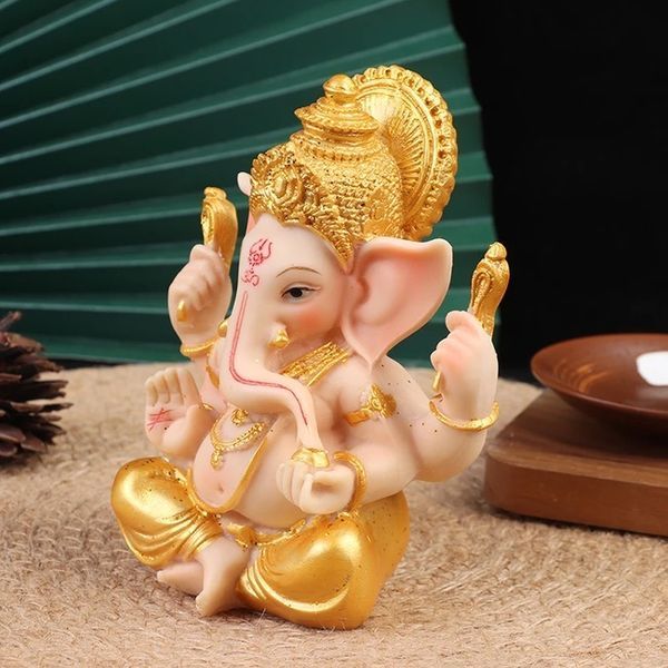 Ganesha olifant beeldje in goud en roze, ideaal voor het toevoegen van een spirituele en kleurrijke sfeer in je interieur.