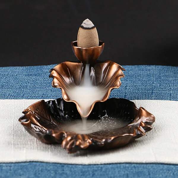 Waterval wierookhouder met blaadjesmotief, perfect voor meditatie en ontspanning in je huis.