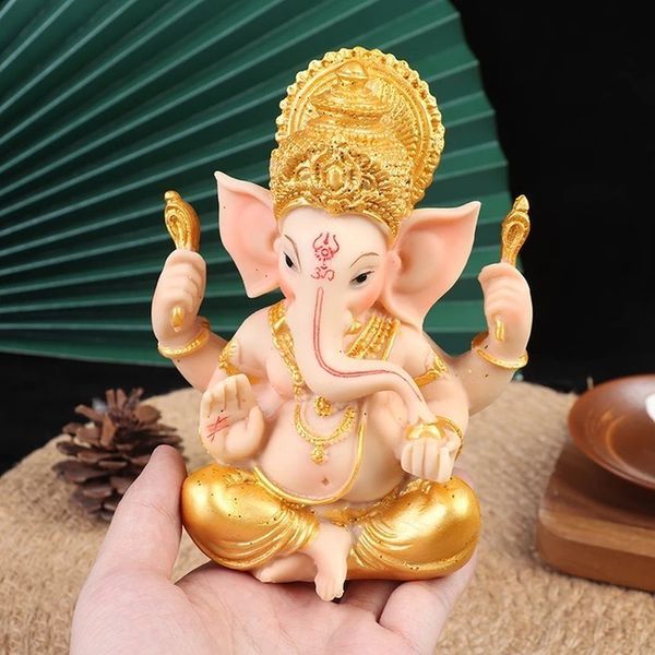 Gouden en roze Ganesha olifant beeldje, een prachtige decoratie die rust en spirituele energie toevoegt aan je interieur.